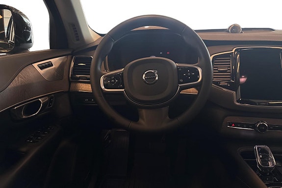 Volvo XC90 10 of 30