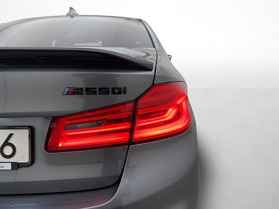 BMW M550i 9 of 30