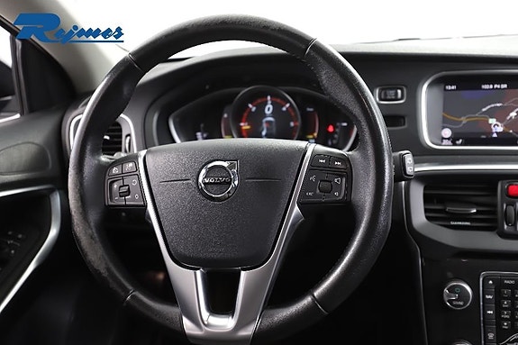 Volvo V40 Cross Country 12 of 25