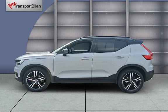 Volvo XC40 2 of 17