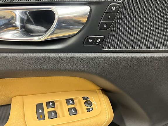 Volvo XC60 8 of 27