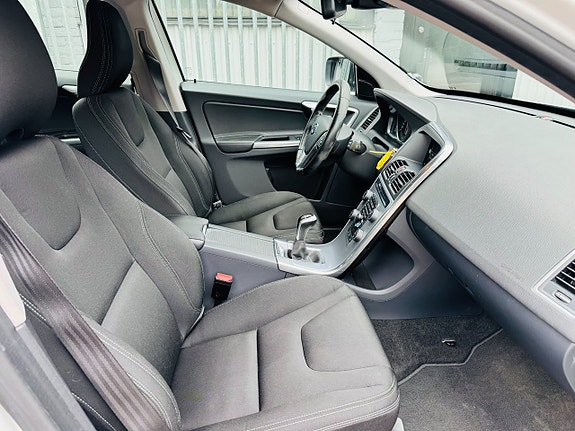 Volvo XC60 5 of 25