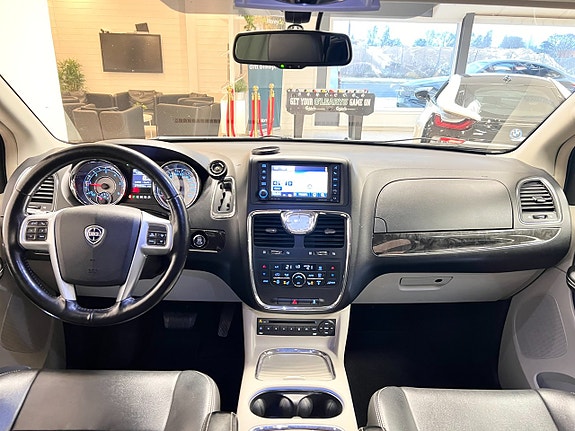 Lancia Voyager 7 of 19