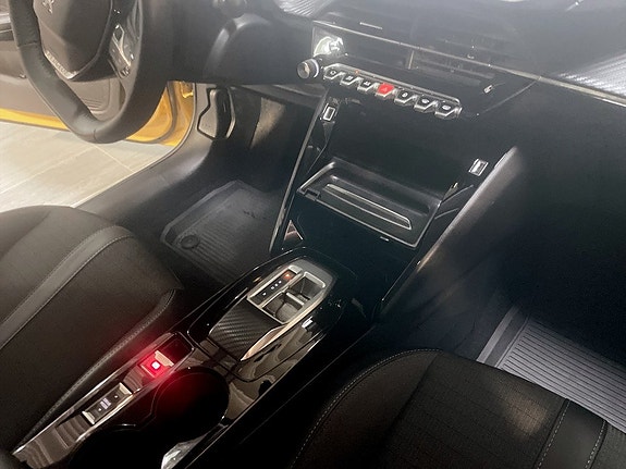 Peugeot e-208 11 of 16