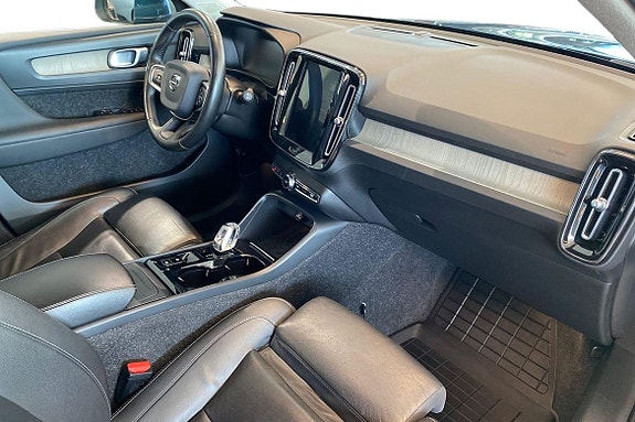Volvo XC40 7 of 23