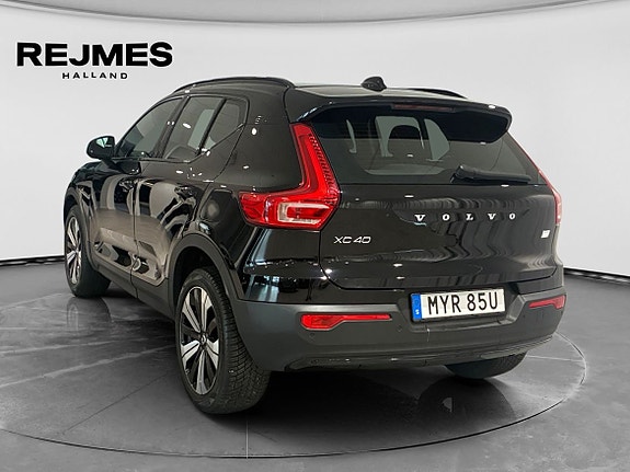 Volvo XC40 2 of 16