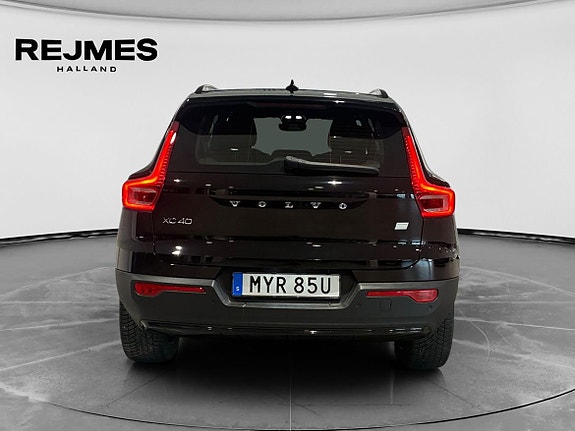Volvo XC40 8 of 16