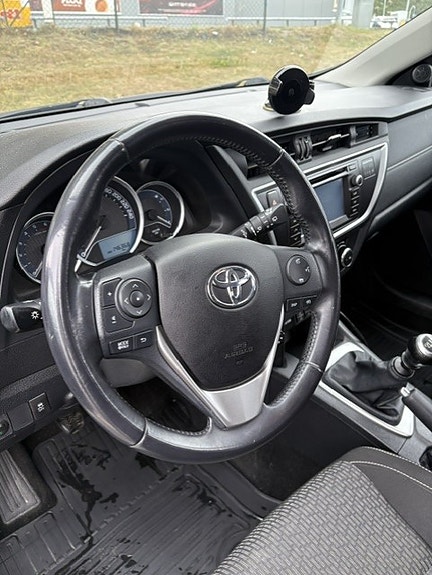 Toyota Auris 5 of 9