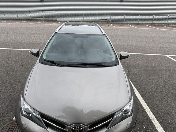 Toyota Auris 2 of 9