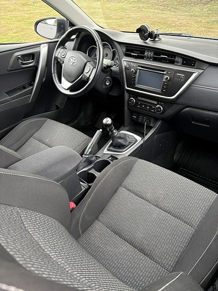 Toyota Auris 7 of 9