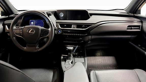 Lexus UX250h 10 of 13