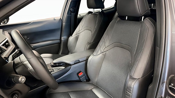 Lexus UX250h 8 of 13