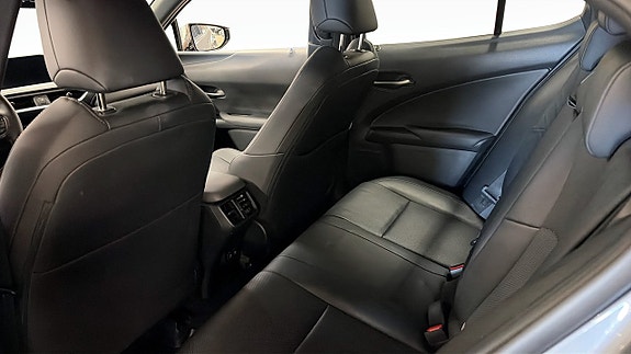 Lexus UX250h 11 of 13