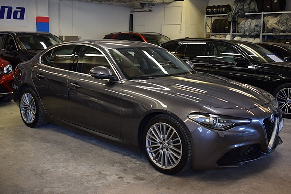 Alfa Romeo Giulia 2 of 15