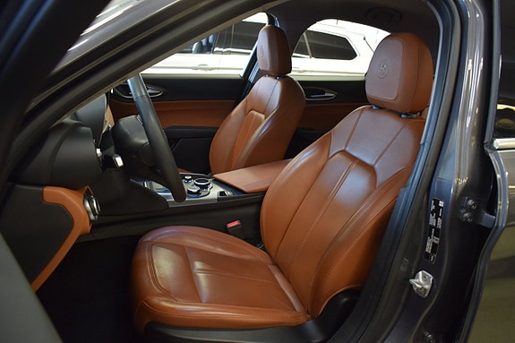 Alfa Romeo Giulia 8 of 15