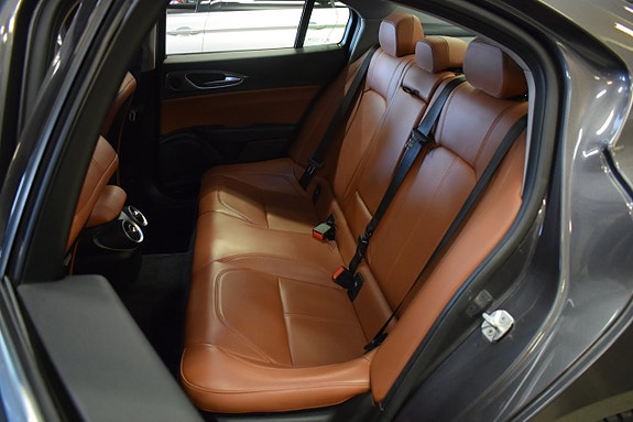 Alfa Romeo Giulia 9 of 15