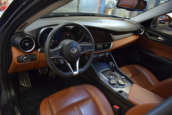 Alfa Romeo Giulia 7 of 15