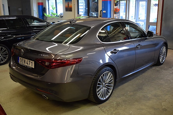 Alfa Romeo Giulia 5 of 15