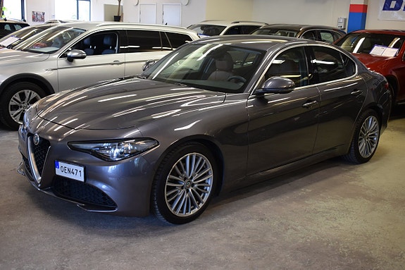 Alfa Romeo Giulia 3 of 15