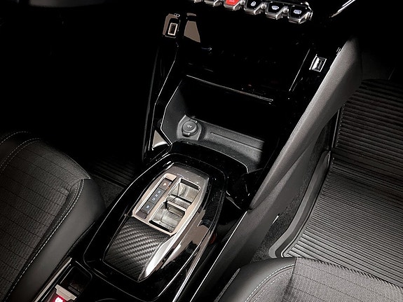 Peugeot e-2008 10 of 15