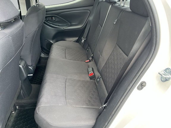 Toyota Yaris 9 of 12