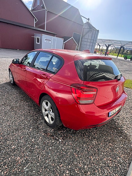 BMW 118d 2 of 5