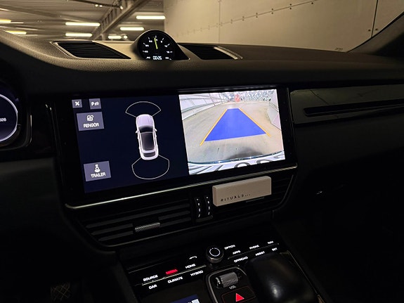 Porsche Cayenne 9 of 14