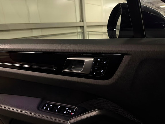 Porsche Cayenne 10 of 14