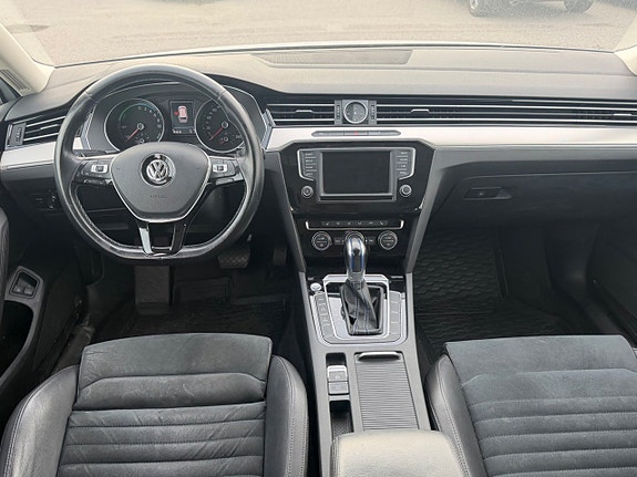 Volkswagen Passat 9 of 13