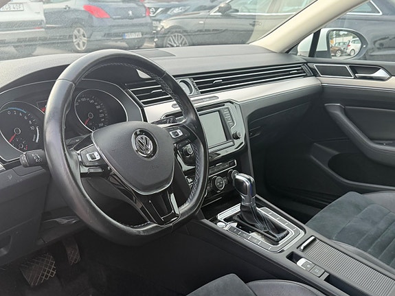 Volkswagen Passat 8 of 13