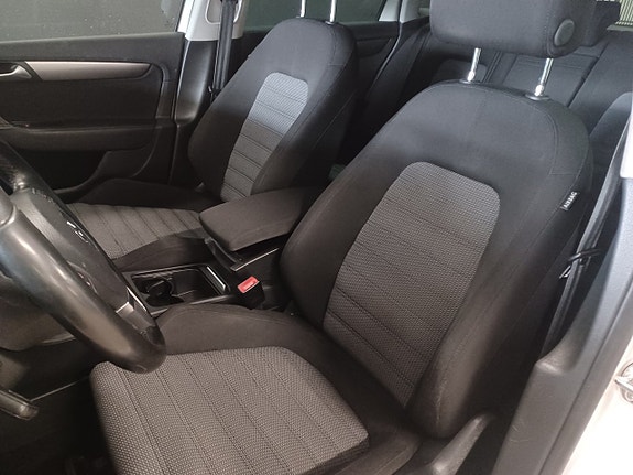 Volkswagen Passat 13 of 17