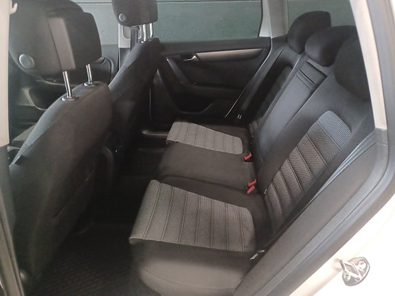 Volkswagen Passat 10 of 17
