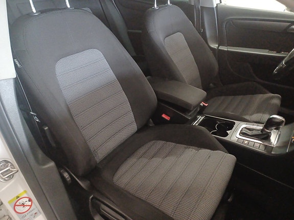 Volkswagen Passat 9 of 17