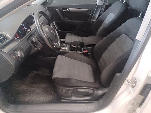Volkswagen Passat 12 of 17