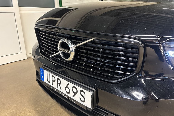 Volvo XC40 2 of 20