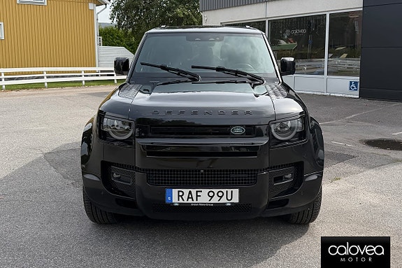 Land Rover Defender 130 3 of 18