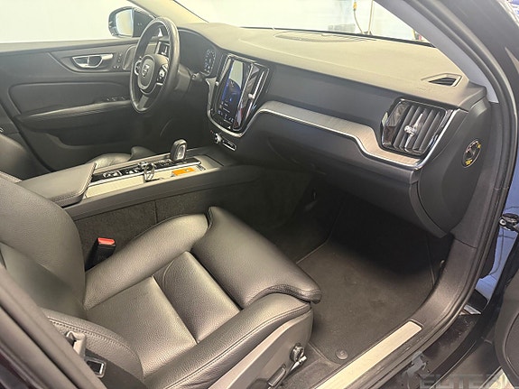 Volvo V60 Cross Country 8 of 25