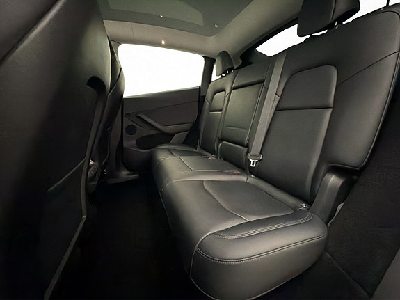 Tesla Model Y 20 of 30