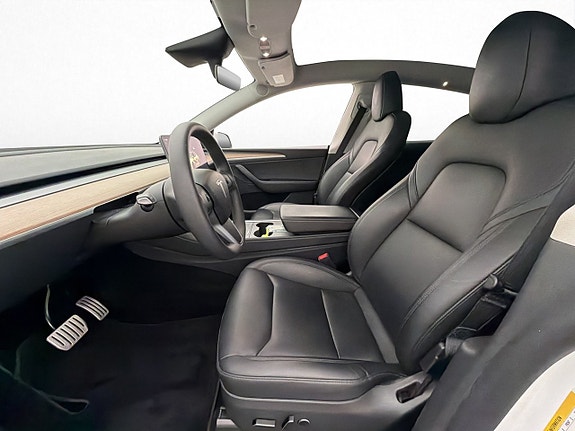 Tesla Model Y 24 of 30