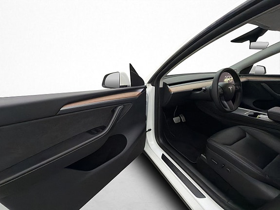 Tesla Model Y 23 of 30