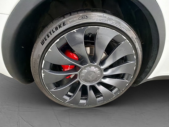 Tesla Model Y 14 of 30