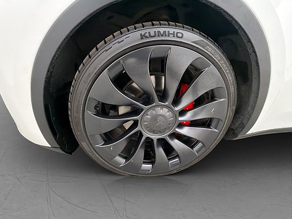 Tesla Model Y 12 of 30