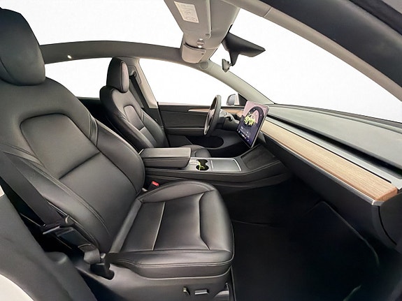 Tesla Model Y 16 of 30