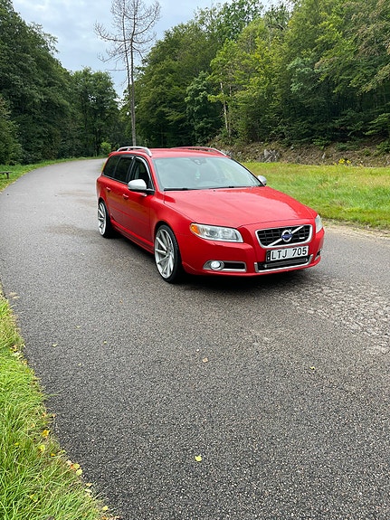 Volvo V70 2 of 8