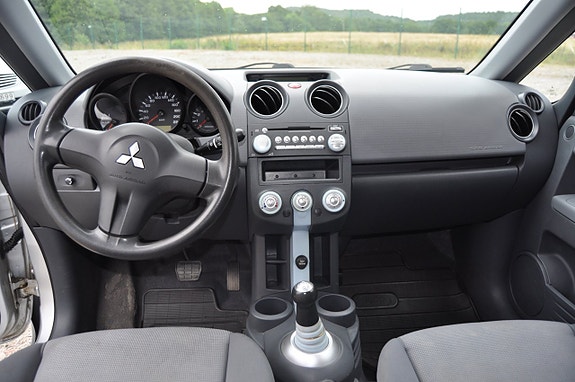 Mitsubishi Colt 8 of 13