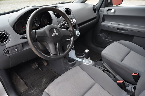 Mitsubishi Colt 9 of 13