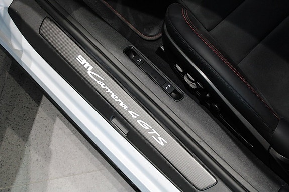 Porsche 911 Carrera 4 GTS 13 of 18
