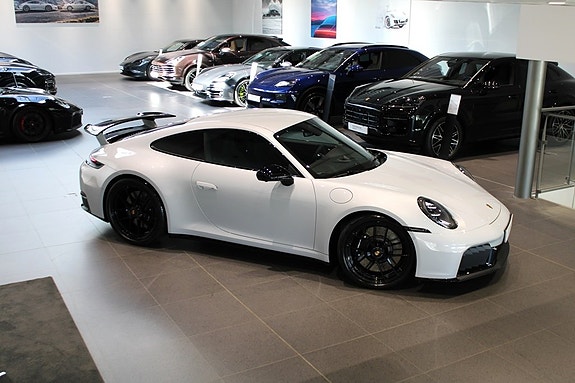 Porsche 911 Carrera 4 GTS 8 of 18