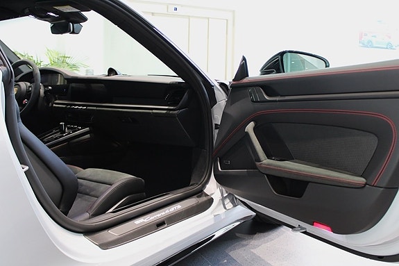 Porsche 911 Carrera 4 GTS 5 of 18
