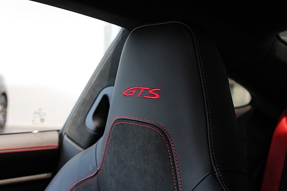 Porsche 911 Carrera 4 GTS 16 of 18